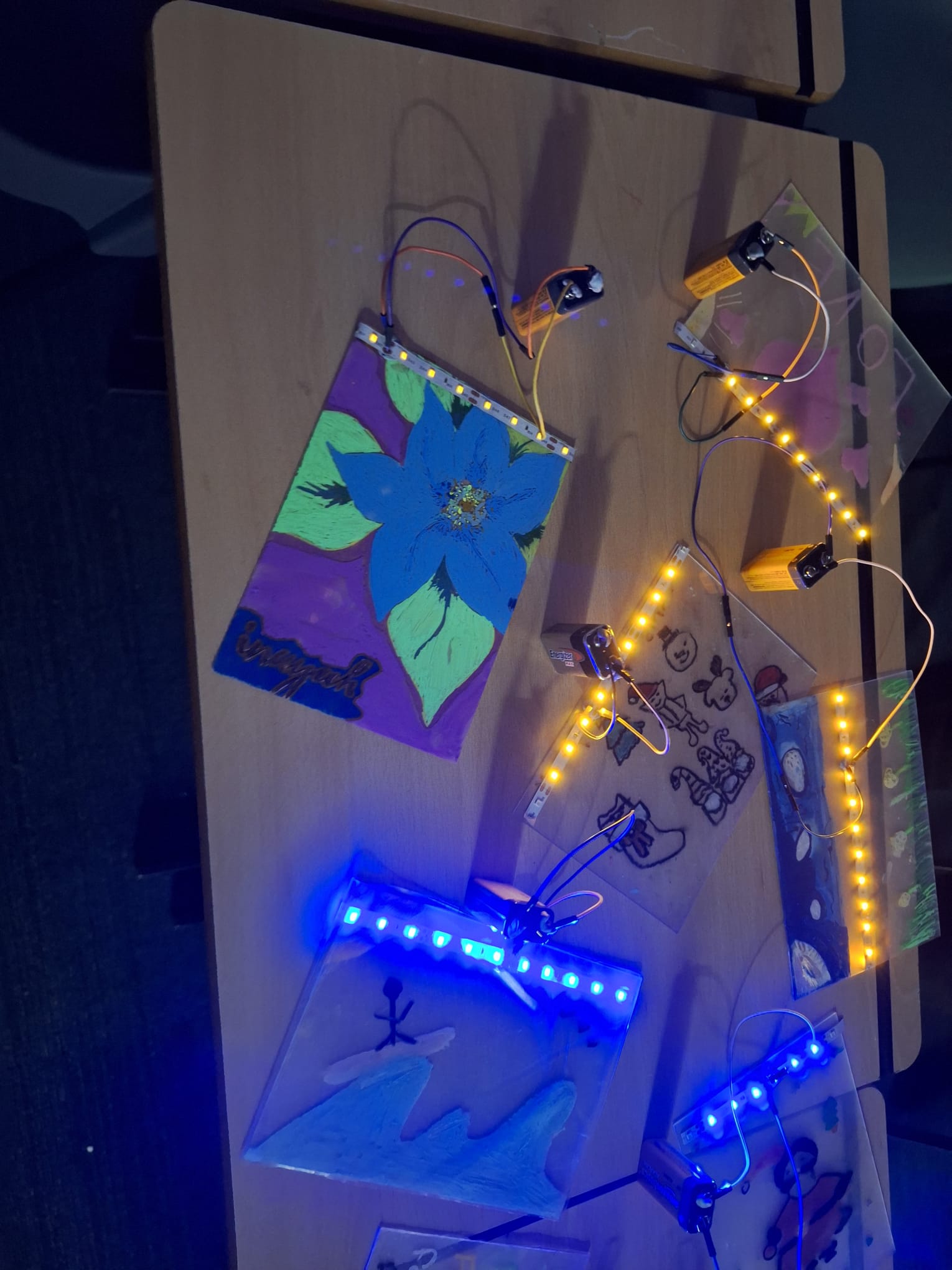 Light Photo Frames with Batteries Connected